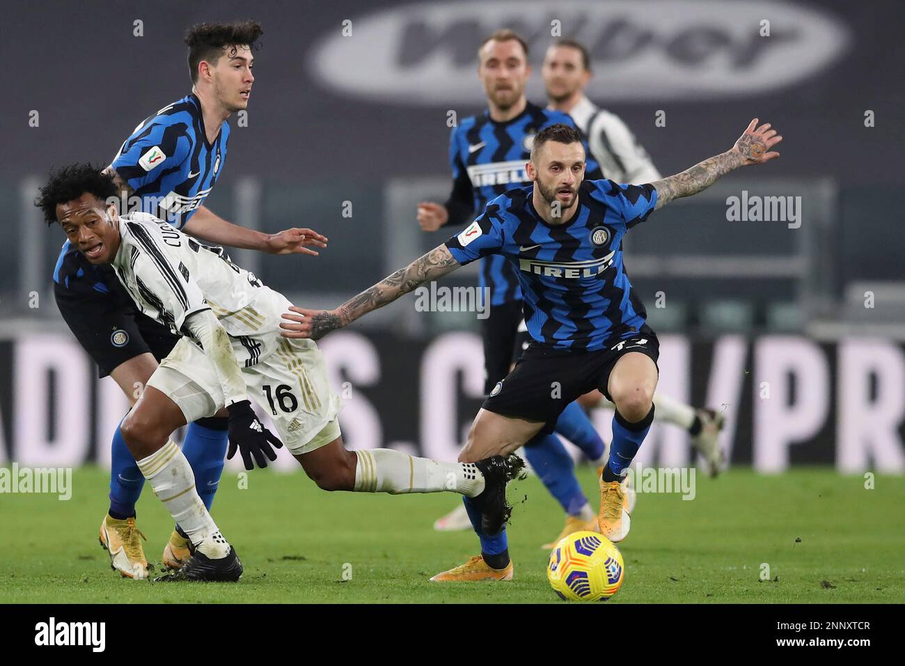 February 9, 2021, Turin, United Kingdom: Alessandro Bastoni looks on as Marcelo Brozovic of Internazionale brushes aside Juan Cuadrado of Juventus as he breaks with the ball during the Coppa Italia match at Allianz Stadium, Turin. Picture date: 9th February 2021. Picture credit should read: Jonathan Moscrop/Sportimage(Credit Image: © Jonathan Moscrop/CSM via ZUMA Wire) (Cal Sport Media via AP Images) Banque D'Images