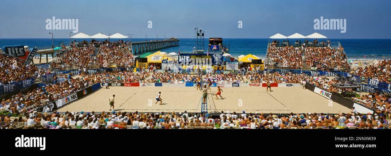 Beach volley avec observation de la foule, Manhattan Beach, Californie, États-Unis Banque D'Images