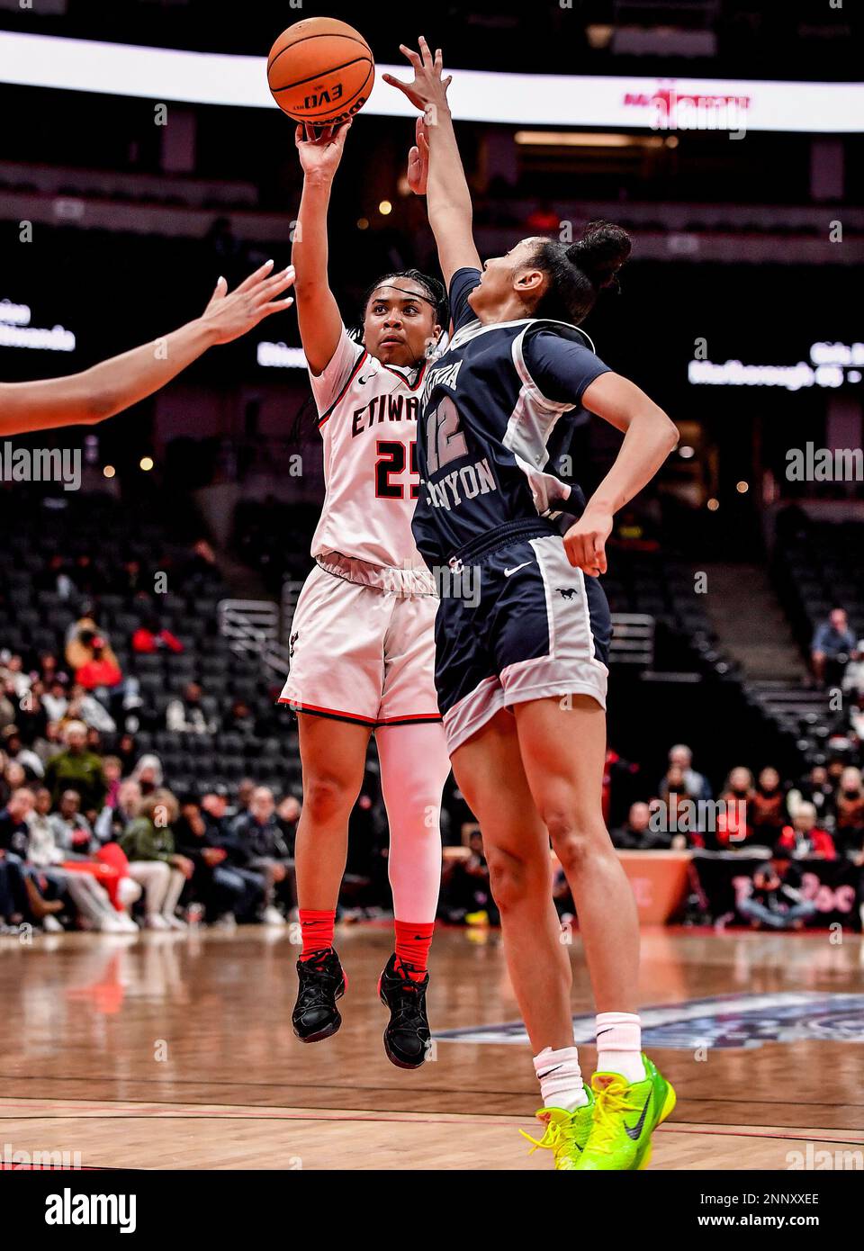 25 février 2023 Anaheim, CA.Etiwanda (25) Aliyahna Morris prend des photos au-dessus du Sierra Canyon (12) Juju Watkins pendant le championnat de basket-ball féminin CIF-SS Open DIV. Sierra Canyon vs Etiwanda.Louis Lopez/exposition moderne/Cal Sport Media Banque D'Images
