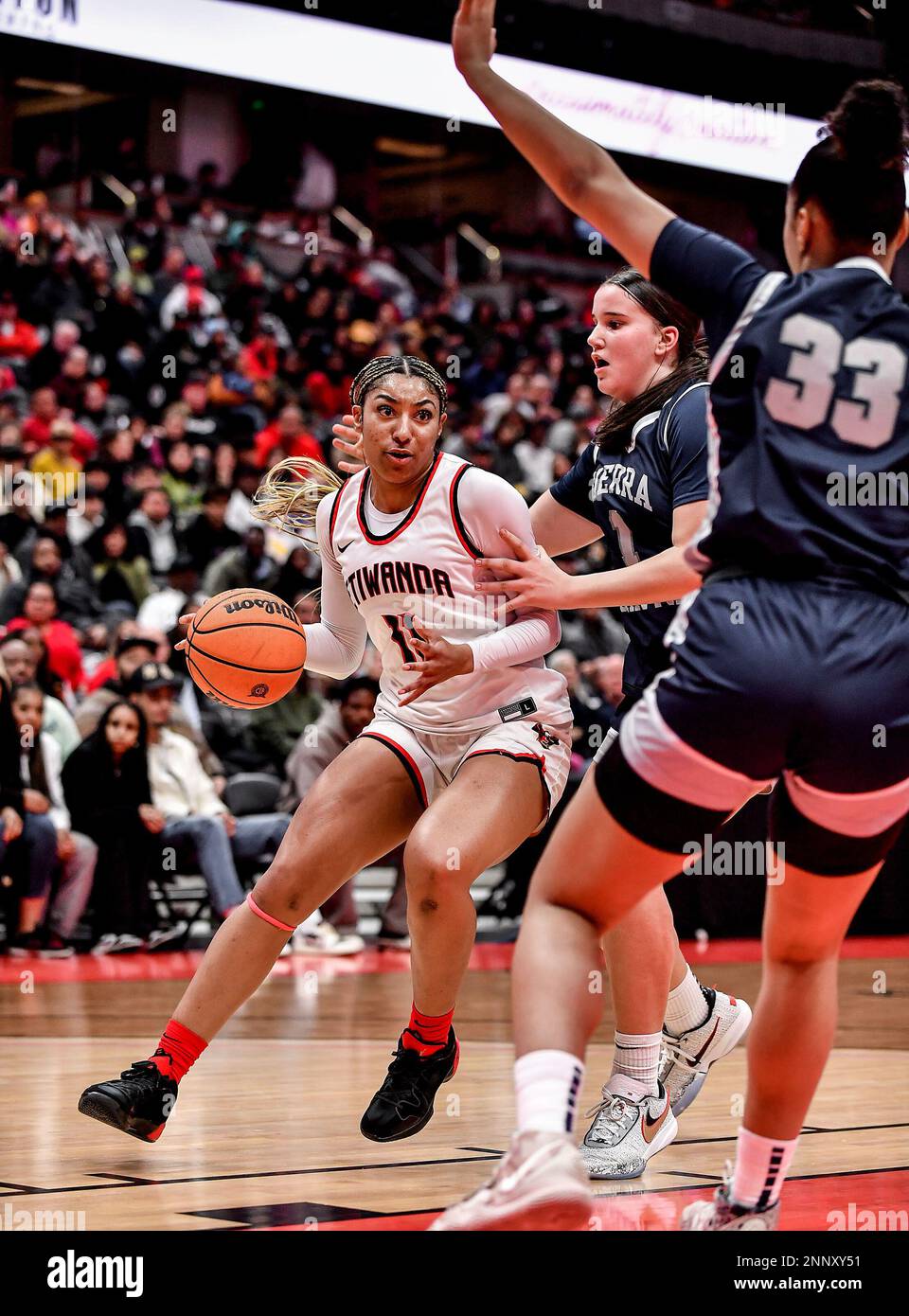 25 février 2023 Anaheim, CA.Etiwanda (11) Kennedy Smith se dirige vers le panier lors du championnat de basket-ball CIF-SS Girls Open DIV. Sierra Canyon vs Etiwanda.Louis Lopez/exposition moderne/Cal Sport Media Banque D'Images