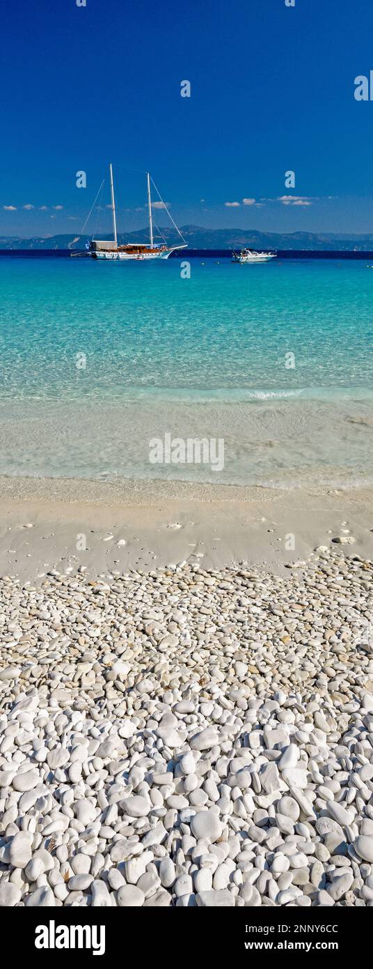Bleu eau et voiliers dans la baie de Lakka, Paxos, Iles Ioniennes, Grèce Banque D'Images