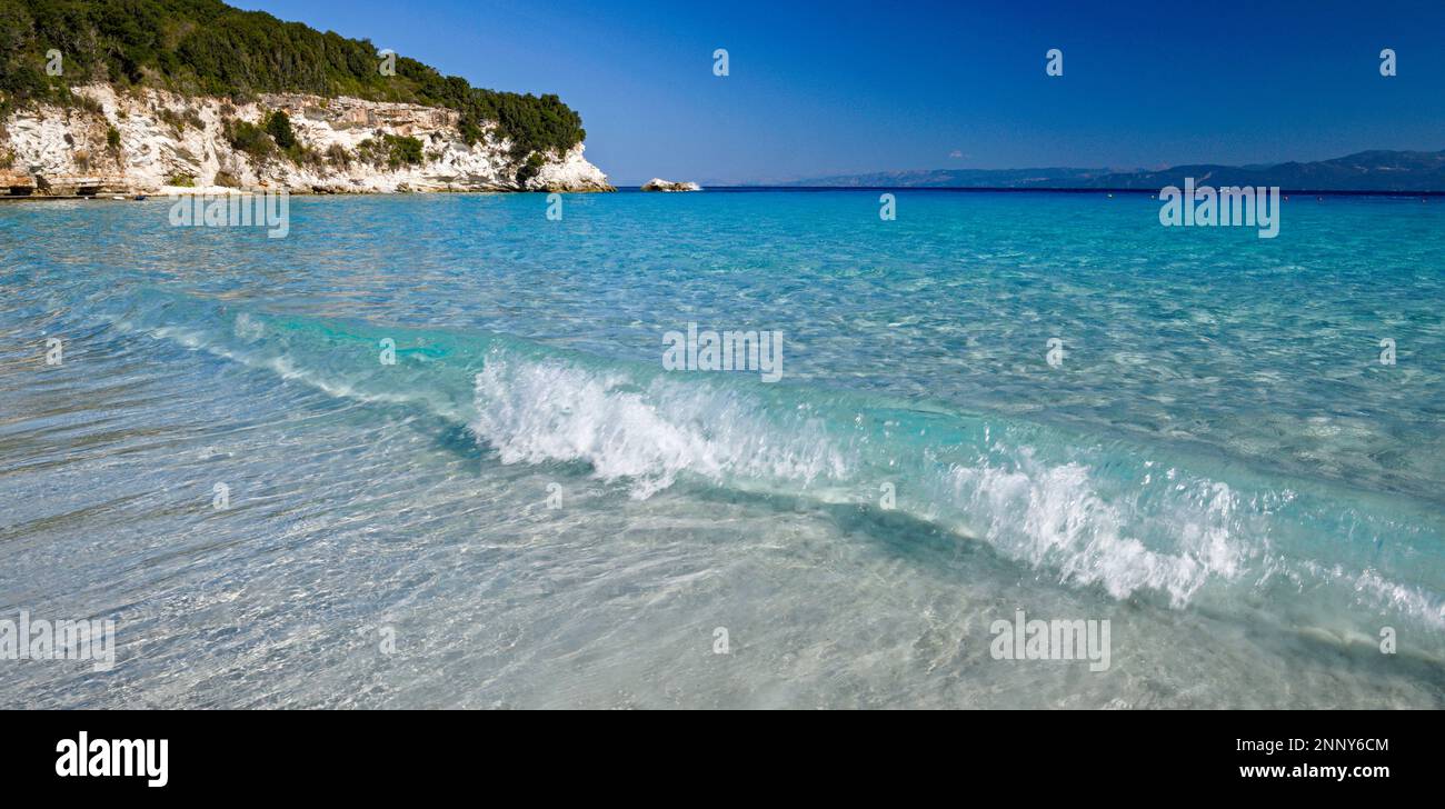 Vagues dans l'eau bleue de la baie de Lakka, Paxos, Iles Ioniennes, Grèce Banque D'Images