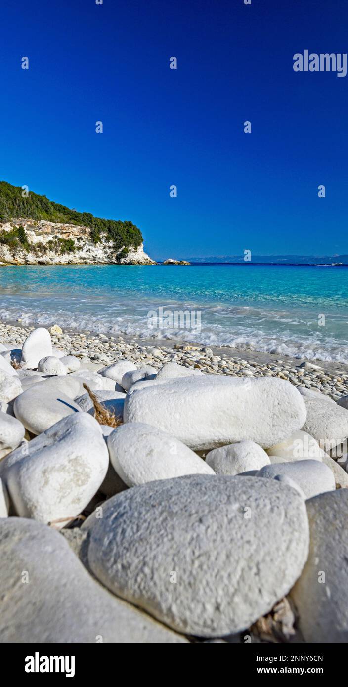 Rochers blancs sur la plage, Lakka Bay, Paxos, Iles Ioniennes, Grèce Banque D'Images