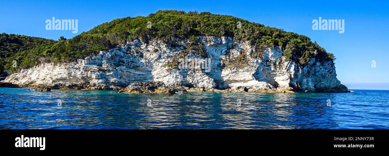 Falaises blanches sur la côte de la baie de Lakka, Paxos, Iles Ioniennes, Grèce Banque D'Images