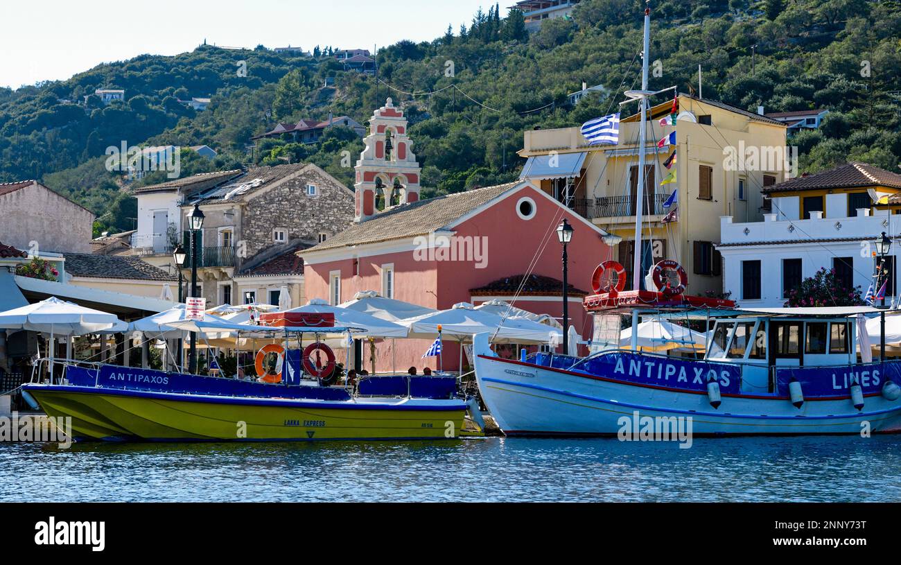 Bateaux amarrés dans le port de Gaios, Paxos, Iles Ioniennes, Grèce Banque D'Images