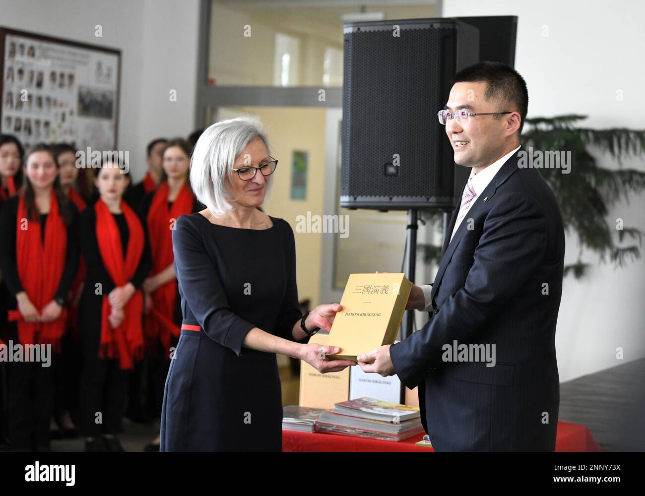 Budapest, Hongrie. 24th févr. 2023. Yang Chao (R), chargé d'affaires de l'ambassade de Chine en Hongrie, présente un livre à Erdelyi Zsuzsanna, chef de l'école bilingue hongrois-chinois, à l'école de Budapest, Hongrie, le 24 février 2023. POUR ALLER AVEC le long: Réponse réconfortant de 'Grandpa Xi' hale les petits envoyés de l'amitié Hongrie-Chine crédit: Lian Yi/Xinhua/Alay Live News Banque D'Images