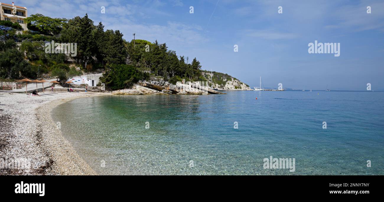 Plage et littoral, Lakka Bay, Paxos, Iles Ioniennes, Grèce Banque D'Images
