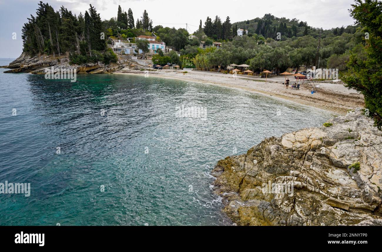 Plage sur les rives de la baie de Lakka, Paxos, Iles Ioniennes, Grèce Banque D'Images