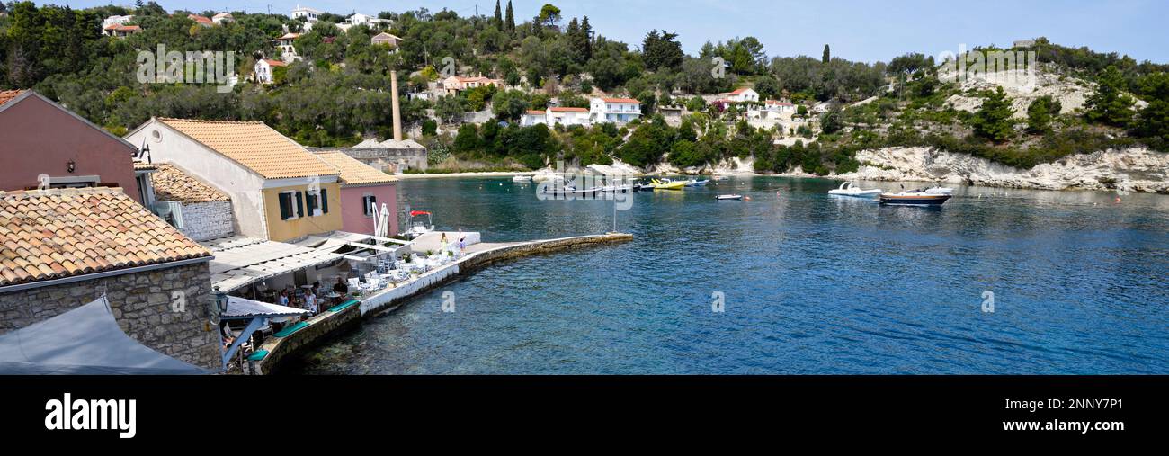 Restaurant et maisons sur la côte, Lakka Bay, Gaios, Paxos, Iles Ioniennes, Grèce Banque D'Images