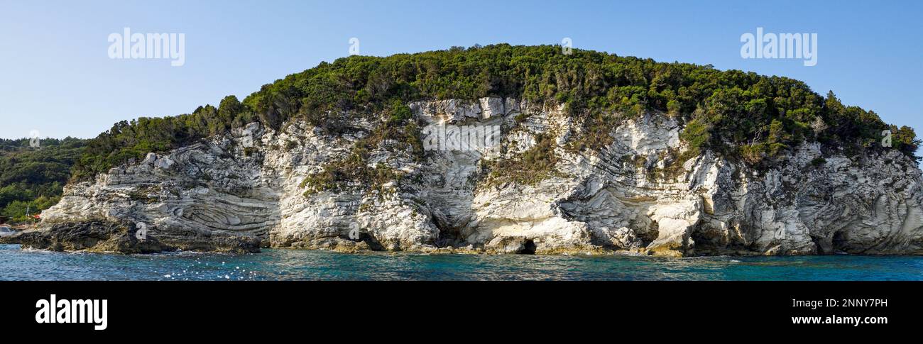 Falaises blanches sur la côte de la baie de Lakka, Paxos, Iles Ioniennes, Grèce Banque D'Images