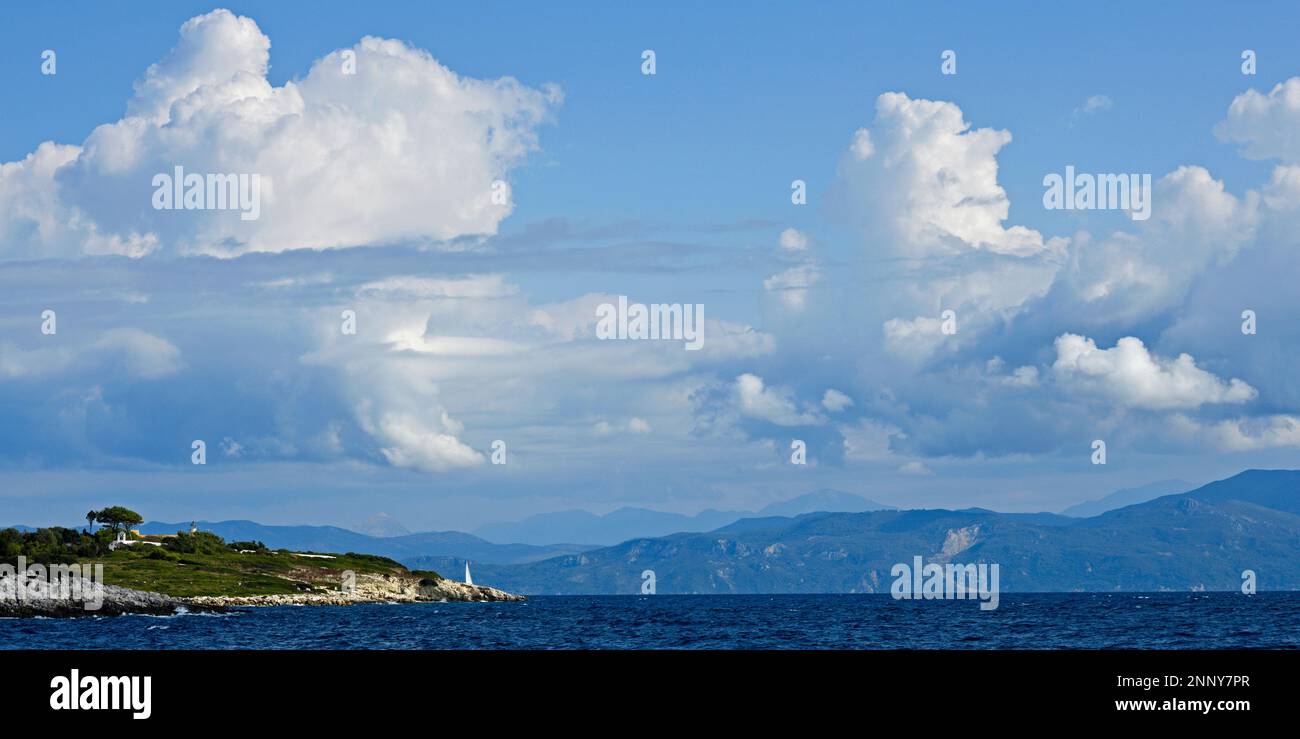 Ciel bleu et nuages au-dessus de la côte de la baie de Lakka, Paxos, Iles Ioniennes, Grèce Banque D'Images