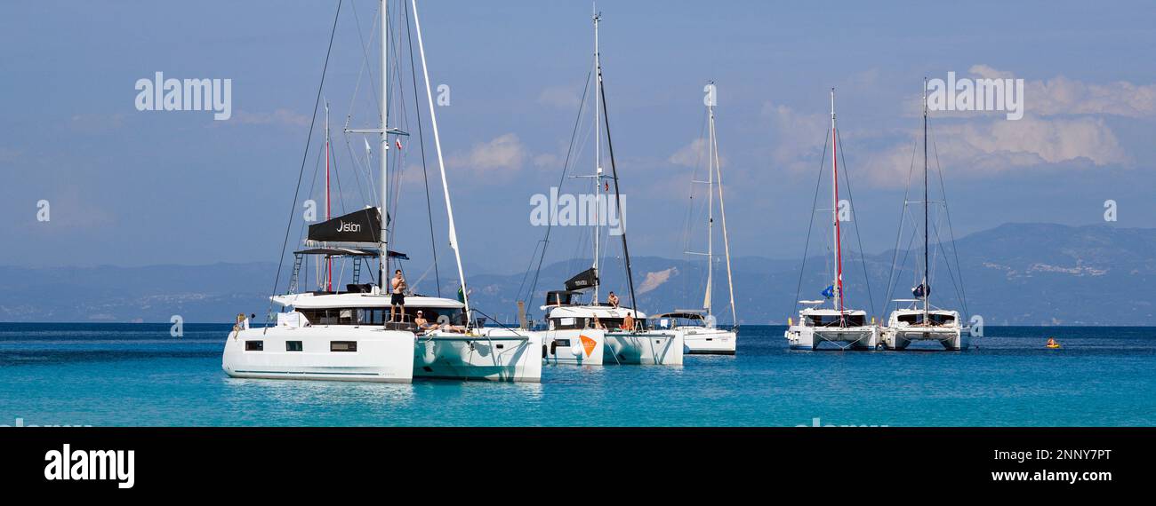 Catamarans amarrés dans la baie de Lakka, Paxos, Iles Ioniennes, Grèce Banque D'Images