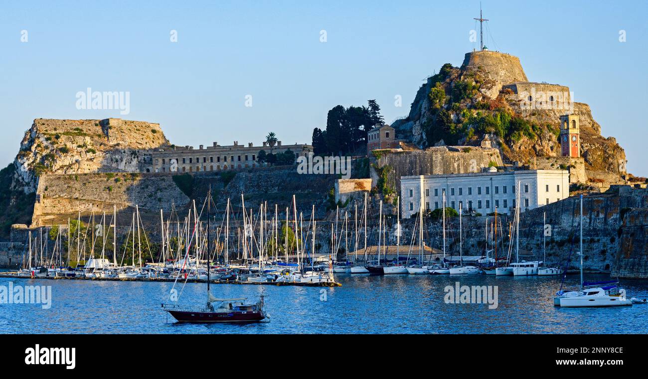 Voiliers dans le port et le croisement de l'ancien fort, Corfou, Iles Ioniennes, Grèce Banque D'Images