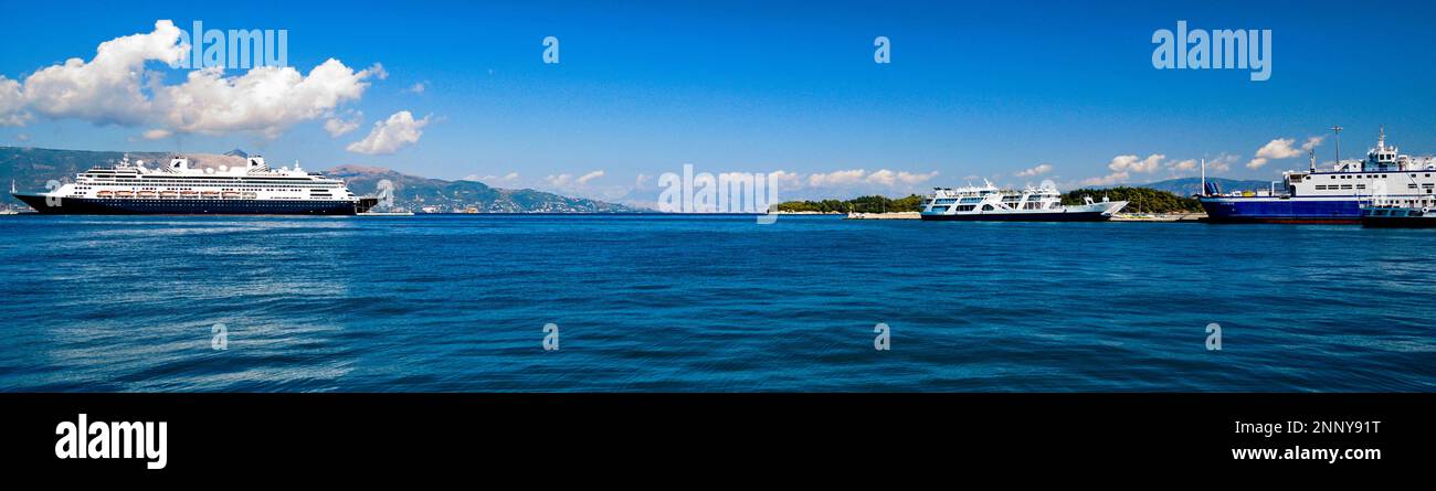 Bateau de croisière et yacht dans la mer Ionienne, Corfou, Iles Ioniennes, Grèce Banque D'Images