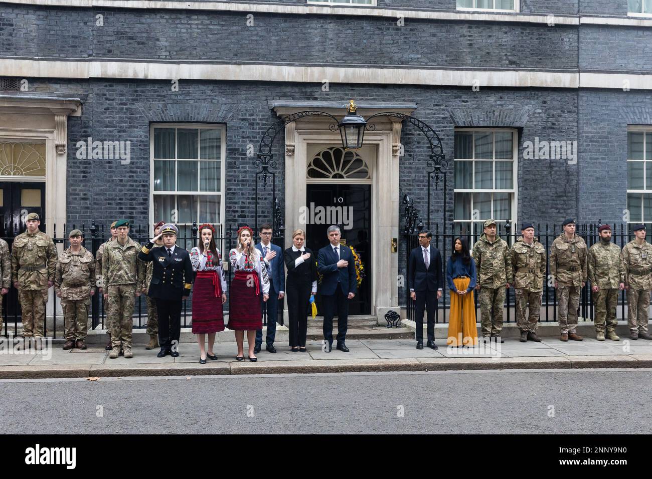 Londres, Royaume-Uni. 24th févr. 2023. Des membres des forces armées ukrainiennes se joignent au Premier ministre britannique Rishi Sunak, à sa femme Akshata, à l'ambassadeur ukrainien au Royaume-Uni, Vadym Prystaiko et à sa femme Inna pour observer une minute de silence devant le 10 Downing Street. Le monde marque le premier anniversaire de l'invasion russe à grande échelle de l'Ukraine. Crédit : SOPA Images Limited/Alamy Live News Banque D'Images