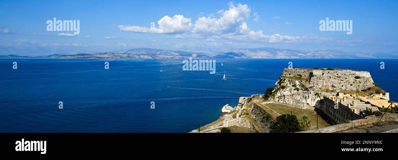 Vue sur la mer bleue depuis l'ancienne forteresse, Corfou, Iles Ioniennes, Grèce Banque D'Images