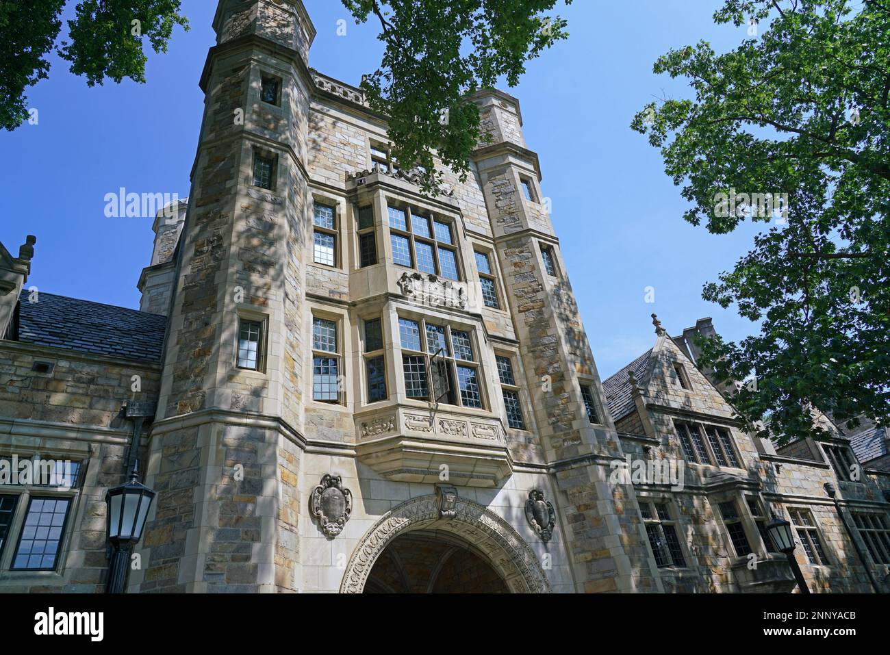 Ann Arbor, Michigan - Campus de l'Université du Michigan avec des bâtiments en pierre de style gothique traditionnel avec des gables Banque D'Images
