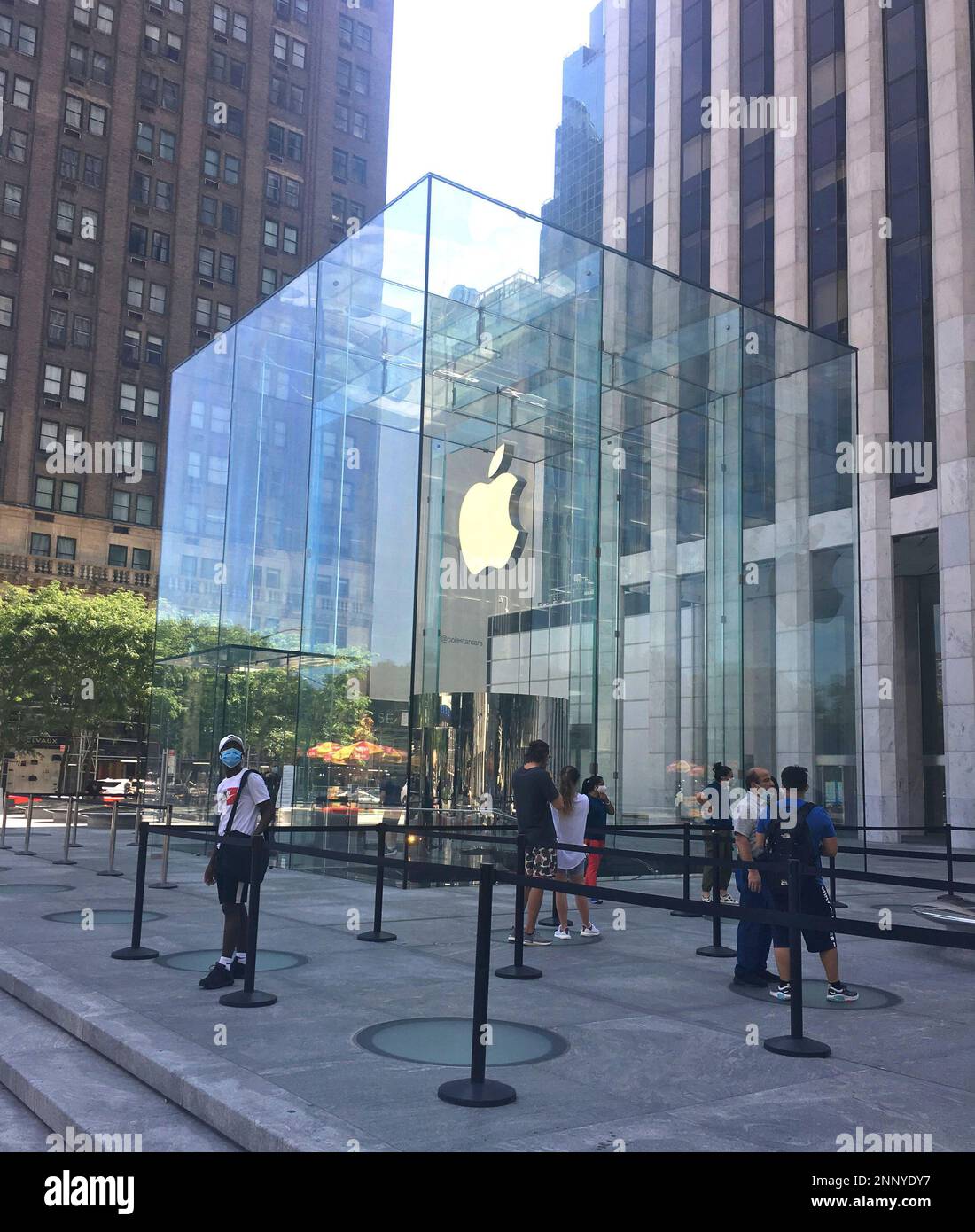 FEBRUARY 3rd 2021: Apple Inc. is close to finalizing a deal with the Hyundai Kia Motor Group to manufacture an Apple branded autonomous electric vehicle. - File Photo by: zz/STRF/STAR MAX/IPx 2020 7/19/20 Social distancing measures at The Apple Store on Fifth Avenue in Midtown Manhattan on July 19, 2020 as certain restrictions are eased as part of the Phase 3 Reopening in New York City during the worldwide coronavirus pandemic. (NYC) Banque D'Images