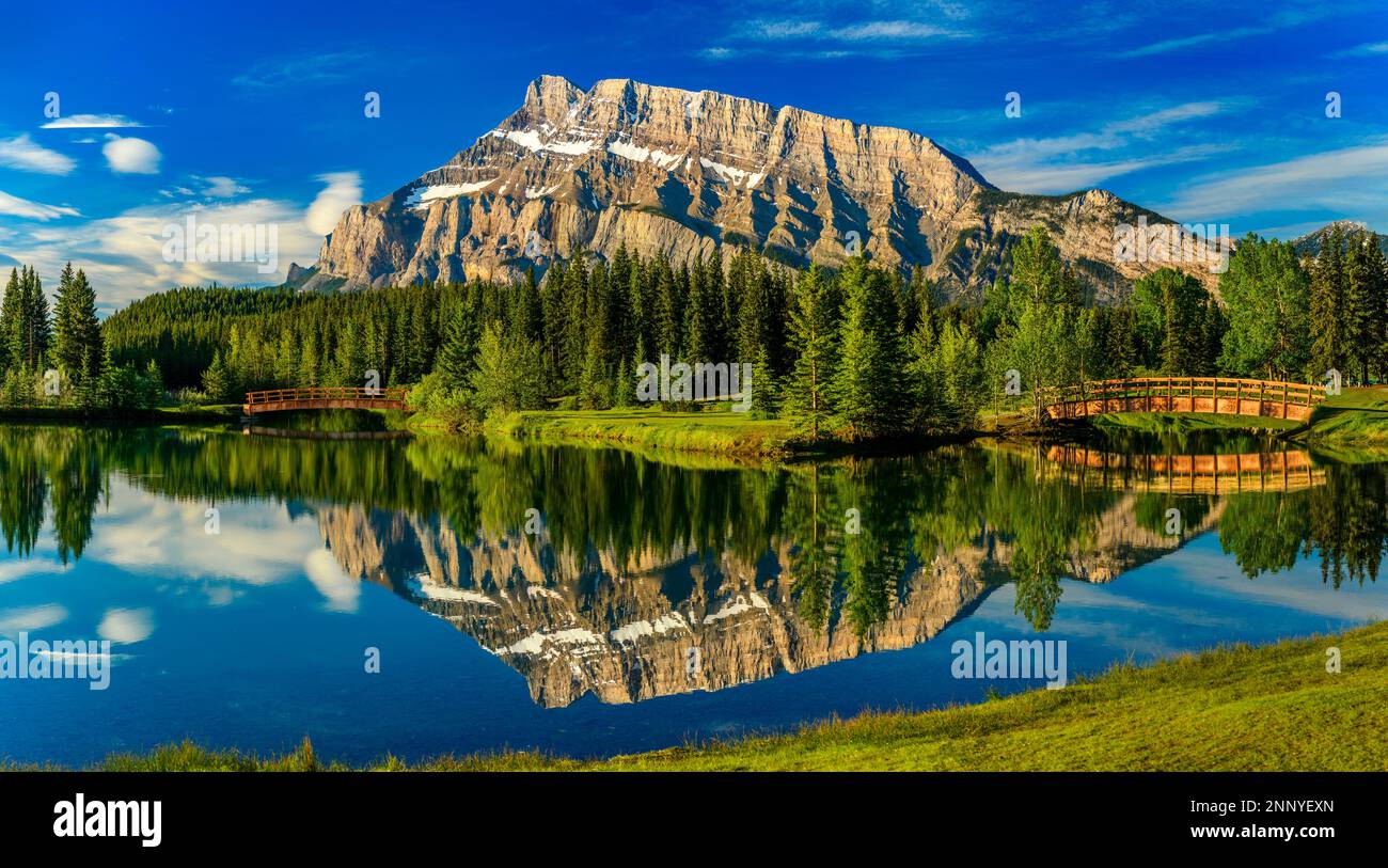 Le mont Rundle se reflète à Cascade Pond, Banff, Alberta, Canada Banque D'Images