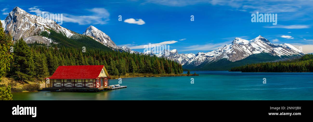 Boathouse sur la rive du lac Maligne, Alberta, Canada Banque D'Images