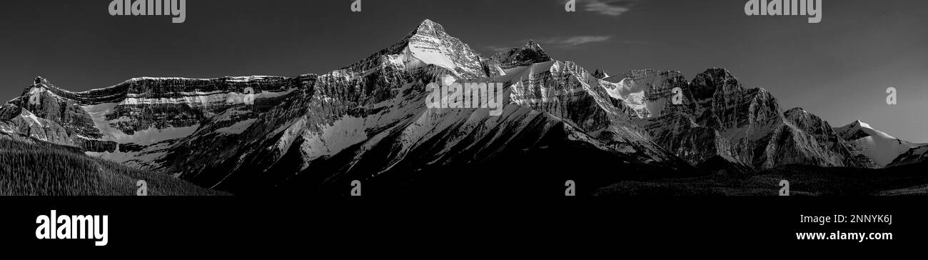 Paysage avec neige sur le mont Outram au coucher du soleil, Alberta, Canada Banque D'Images