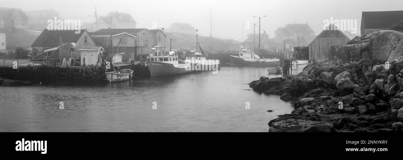 Bateaux de pêche amarrés dans le port de brume, Peggys Cove Harbour, Nouvelle-Écosse, Canada Banque D'Images