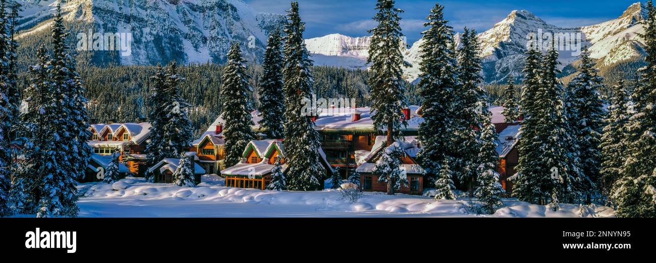 Hôtel de poste en forêt en hiver, Lake Louise, Alberta, Canada Banque D'Images