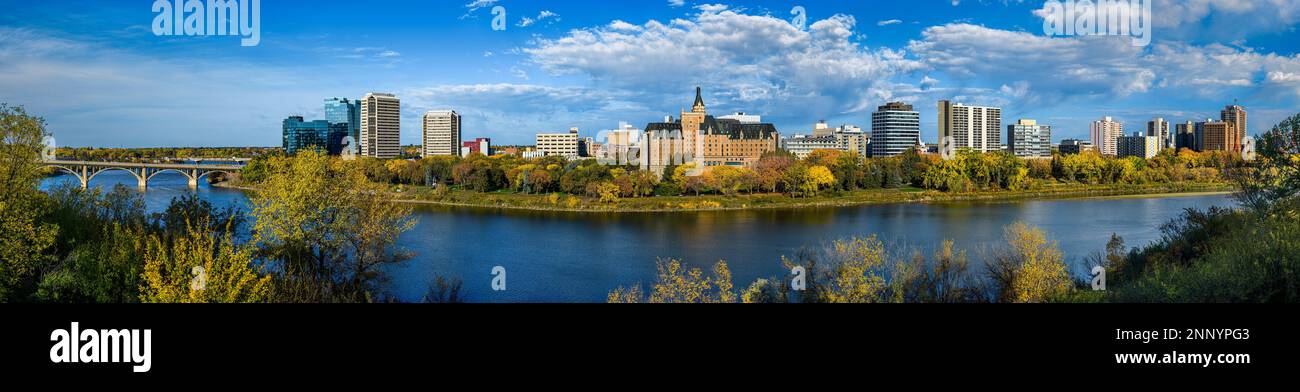 Saskatoon skyine, South Saskatchewan River et Bessborough Hotel, Saskatchewan, Canada Banque D'Images