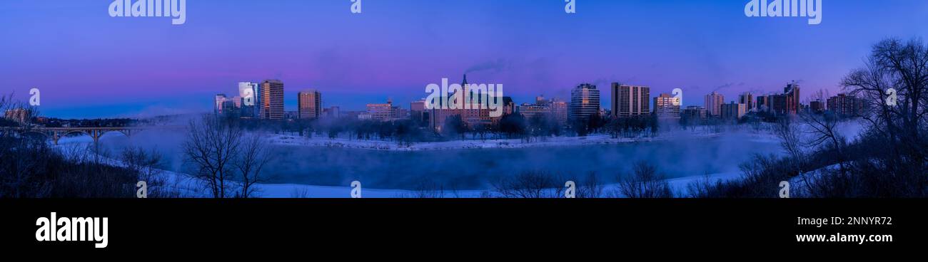 Saskatoon skyine, South Saskatchewan River et Bessborough Hotel at Night, Saskatchewan, Canada Banque D'Images