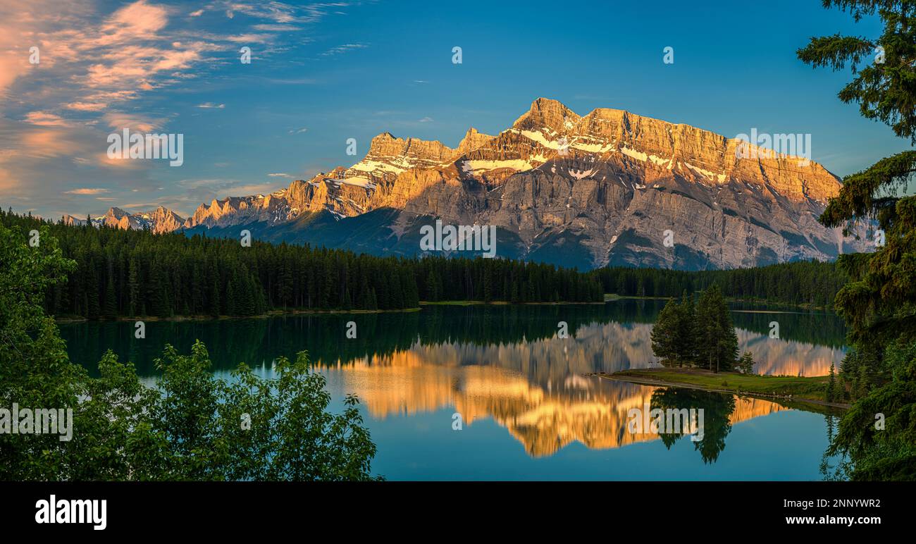 Le mont Rundle se reflète dans deux lacs Jack au coucher du soleil, Banff, Alberta, Canada Banque D'Images
