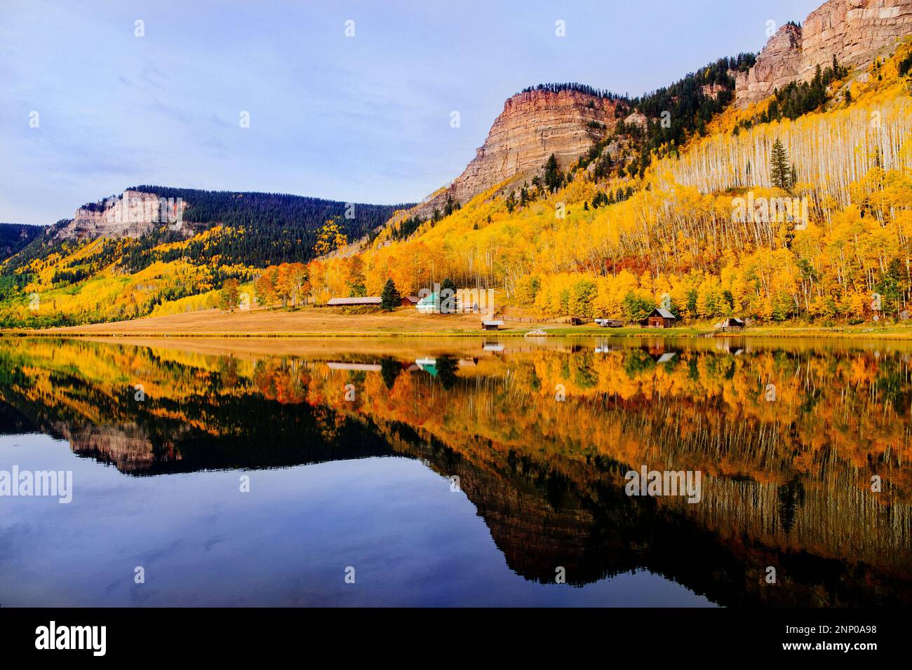 Paysage d'automne avec forêt et lac, Durango, Colorado, Etats-Unis Banque D'Images