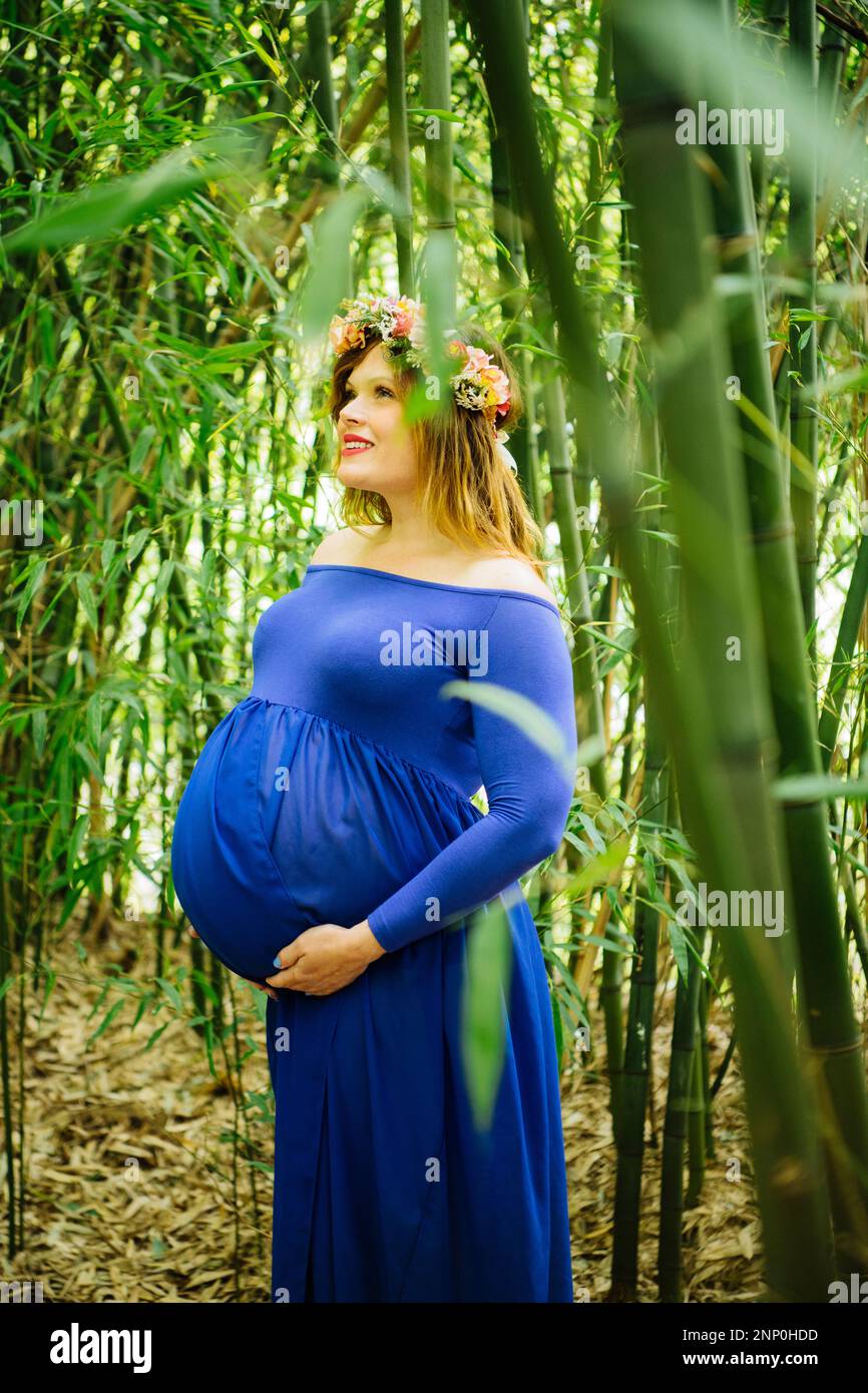 Femme enceinte dans une forêt de bambou Banque D'Images