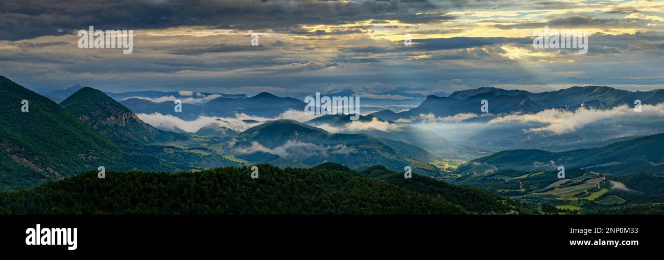 Nuages sur paysage de montagne, Provence-Alpes-Côte d'Azur, France Banque D'Images