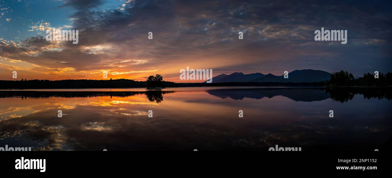Coucher de soleil sur Flagstaff Lake et Bigelow Range, Eustis, Maine, États-Unis Banque D'Images