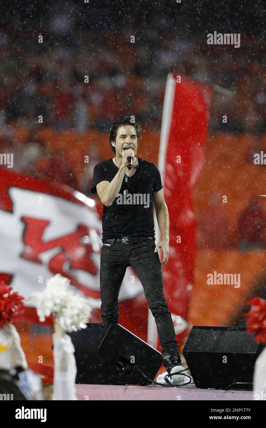 13 September 2010: Train lead singer Pat Monahan performs during halftime in the rain. The Kansas City Chiefs defeated the San Diego Chargers 21 to 14 at Arrowhead Stadium in Kansas City, Missouri. The Kansas City Chiefs debuted their newly remodeled stadium to a national audience on Monday Night Football. (Icon Sportswire via AP Images) Banque D'Images