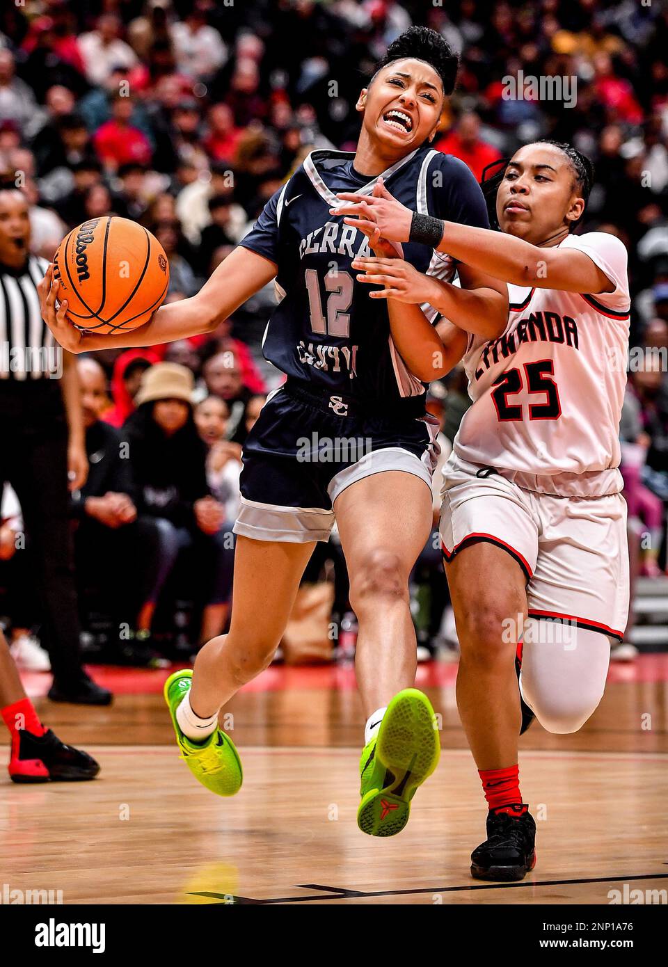 25 février 2023 Anaheim, CA.Sierra Canyon (12) Juju Watkins conduit la ligne de base au panier comme Etiwanda (25) Aliyahna Morris défend lors du championnat de basket-ball ouvert DIV pour filles CIF-SS. Sierra Canyon vs Etiwanda.Sierra Canyon bat Etiwanda 70-57.Louis Lopez/Modern Exposure/Cal Sport Media Banque D'Images