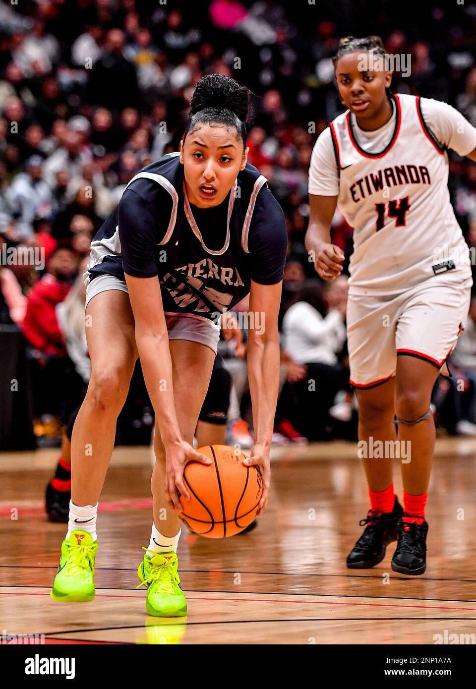 Anaheim, Californie. 25th févr. 2023. Sierra Canyon (12) Juju Watkins en action pendant le championnat de basket-ball féminin CIF-SS Open DIV. Sierra Canyon vs Etiwanda.Sierra Canyon défaites Etiwanda 70-57.Louis Lopez/Modern Exposure/Cal Sport Media/Alay Live News Banque D'Images