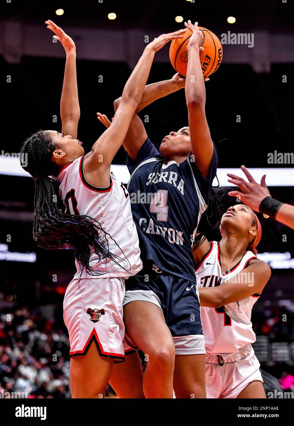 25 février 2023 Anaheim, CA.Sierra Canyon (4) Randolph prend des photos sur Etiwanda (0) Jada Taylor lors du championnat de basket-ball CIF-SS Girls Open DIV. Sierra Canyon vs Etiwanda.Sierra Canyon bat Etiwanda 70-57.Louis Lopez/Modern Exposure/Cal Sport Media Banque D'Images