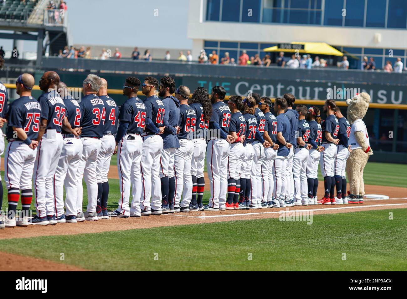 North Port FL USA: Les Atlanta Braves se tiennent au chant de notre hymne national avant un match d'entraînement de printemps MLB contre le Boston Red Sox à C Banque D'Images