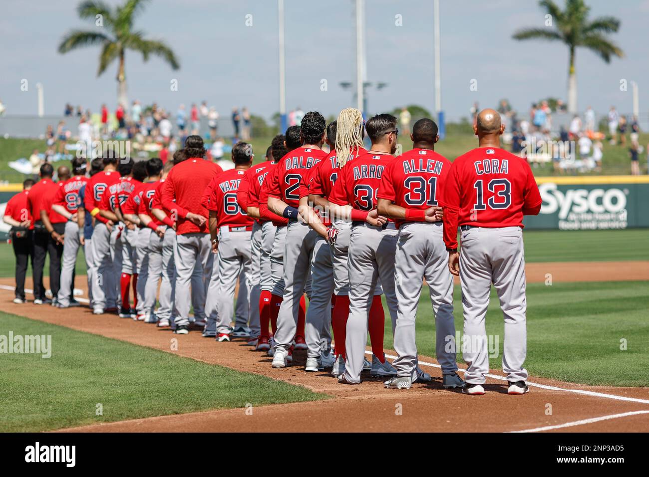 North Port FL USA: Le Boston Red Sox stand au chant de notre hymne national avant un match d'entraînement de printemps MLB contre les Atlanta Braves à C Banque D'Images