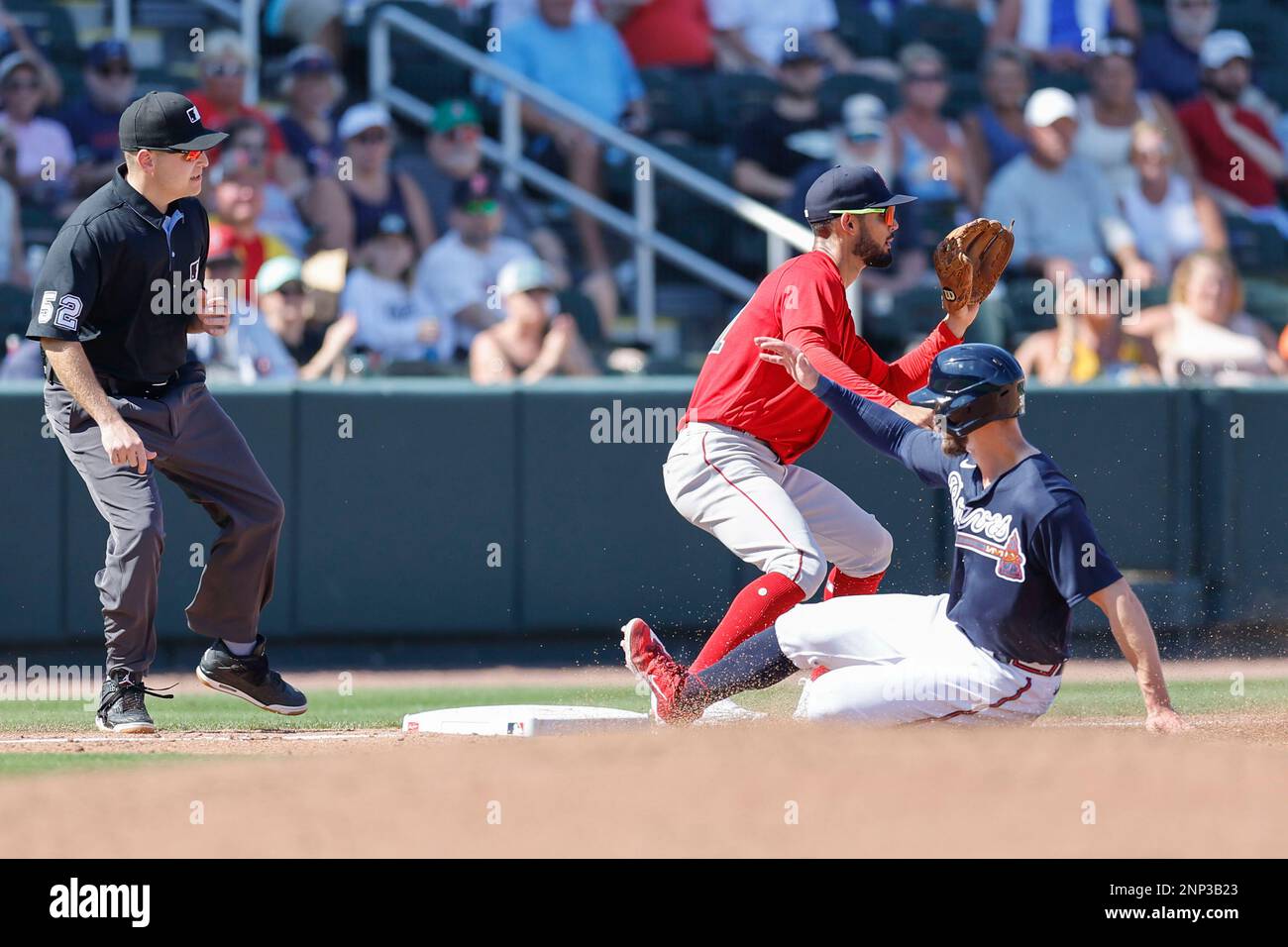 North Port FL USA: Atlanta Braves outfielder Eli White (38) glisse en toute sécurité dans la troisième base lors d'un match d'entraînement de printemps MLB contre le Boston Red SO Banque D'Images