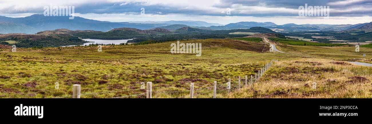 Fence on Meadow, parc national de Cairngorms, Écosse, Royaume-Uni Banque D'Images