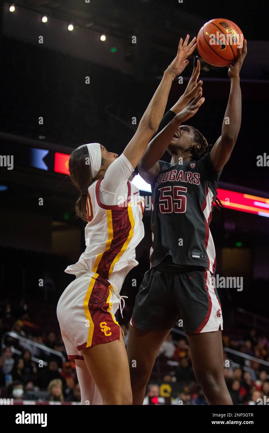 Le centre de l'État de Washington Bella Murekatete (55) se lance dans la mise en pause en prolongation lors d'un match de saison régulière au Galen Center le samedi 25 février 2023 à Los Angeles, Calif. Les Trojans battent les Cougars 68-65. (Aliyah Navarro/image du sport) Banque D'Images