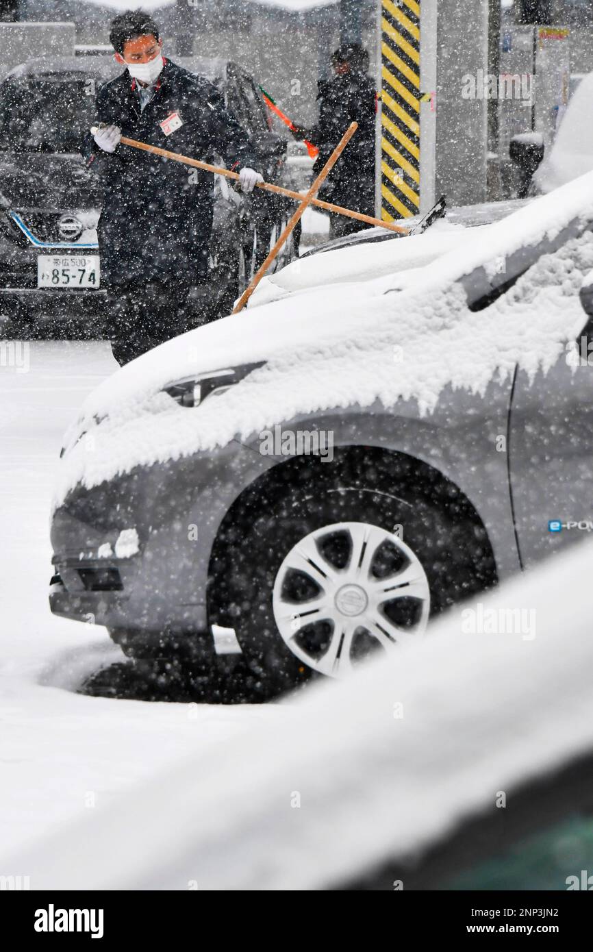 People are seen in snowfall in Obihiro, Hokkaido Prefecture on Jan. 7, 2021. Powerful cold air is expected to bring heavy snow to mainly in coastal area along the Sea of Japan from 7th to 9th. ( The Yomiuri Shimbun via AP Images ) Banque D'Images