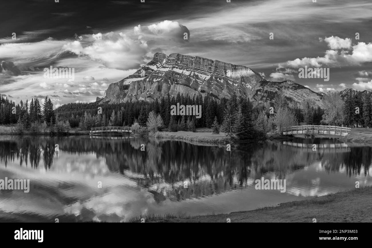 Le mont Rundle se reflète dans deux lacs Jack, Alberta, Canada Banque D'Images
