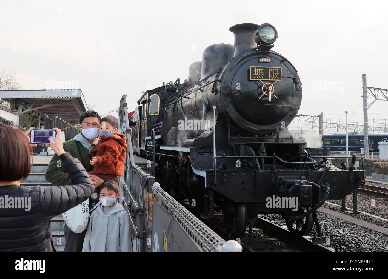 A steam train with a plate which says Mugen is displayed at Kyoto Railway Museum in Kyoto on Jan. 5, 2021. It is a train which copies Mugen Train which appeared in a movie Demon Slayer: Kimetsu no Yaiba the Movie. ( The Yomiuri Shimbun via AP Images ) Banque D'Images