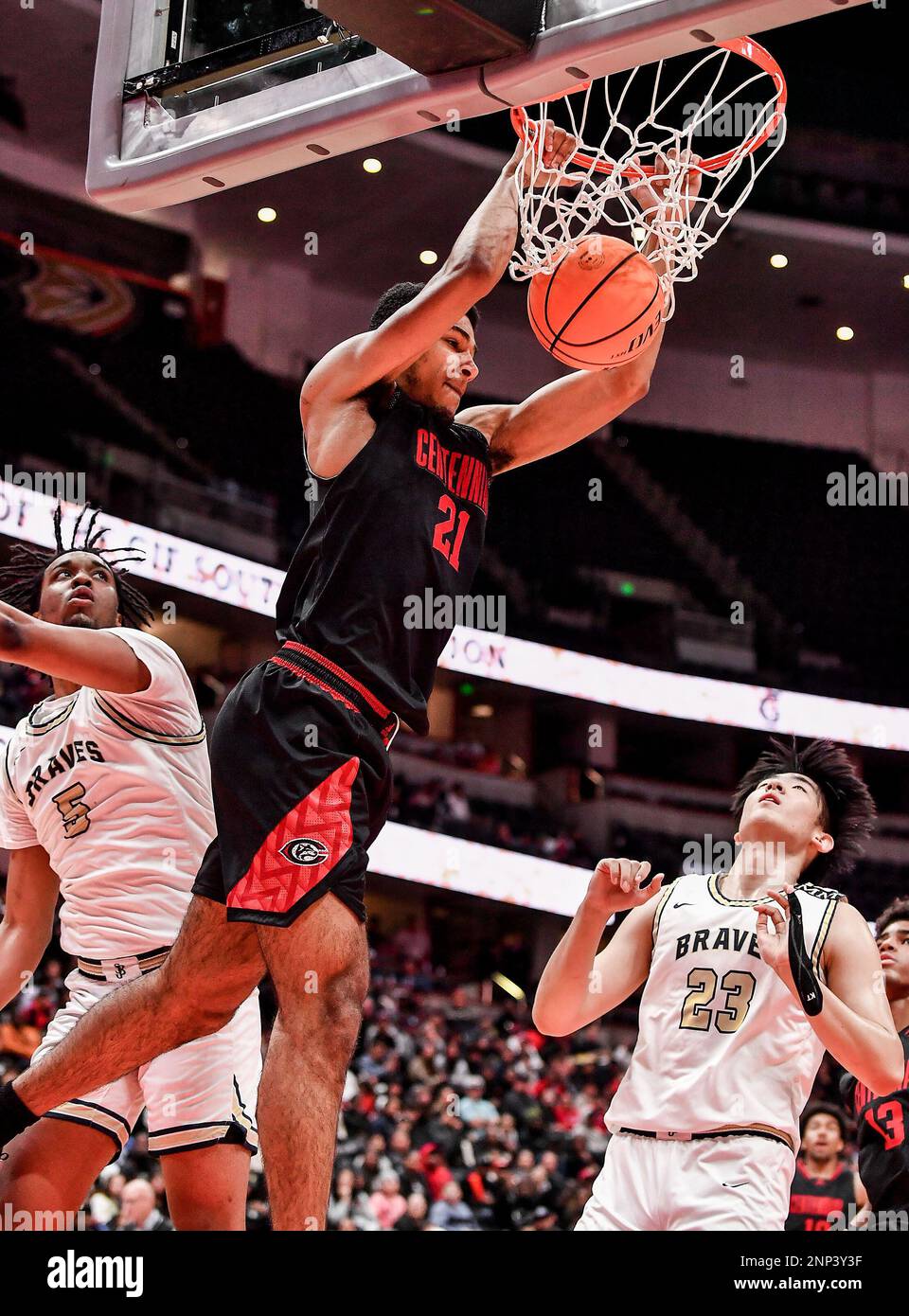 25 février 2023 Anaheim, CA.Cenetennial Corona (21) Aaron McBride se déchire lors du championnat de basket-ball CIF-SS Boys Open DIV. Centennial Corona vs St. John Bosco.Centennial bat Bosco 58-57.Louis Lopez/Modern Exposure/Cal Sport Media Banque D'Images