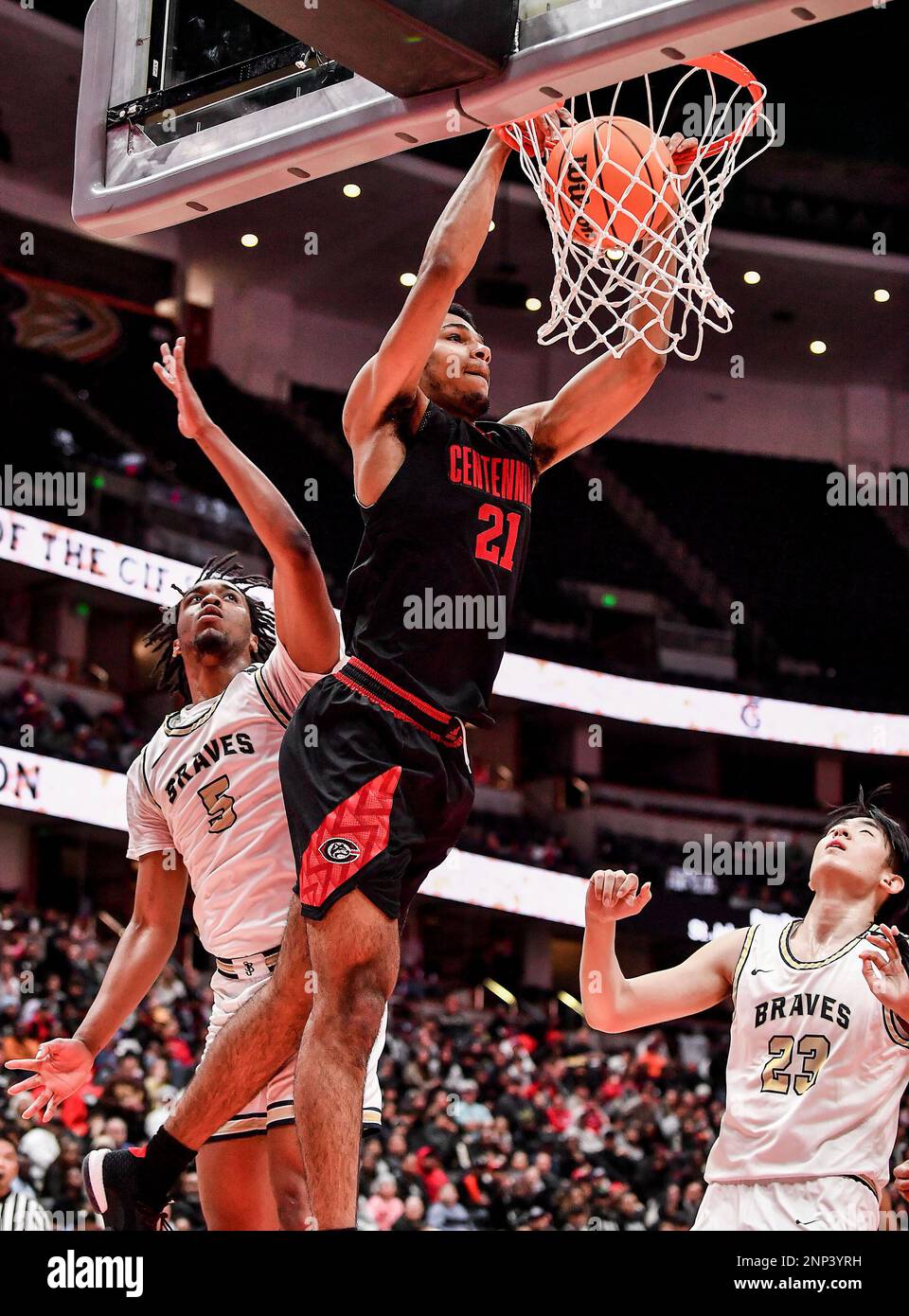 25 février 2023 Anaheim, CA.Cenetennial Corona (21) Aaron McBride se déchire lors du championnat de basket-ball CIF-SS Boys Open DIV. Centennial Corona vs St. John Bosco.Centennial bat Bosco 58-57.Louis Lopez/Modern Exposure/Cal Sport Media Banque D'Images