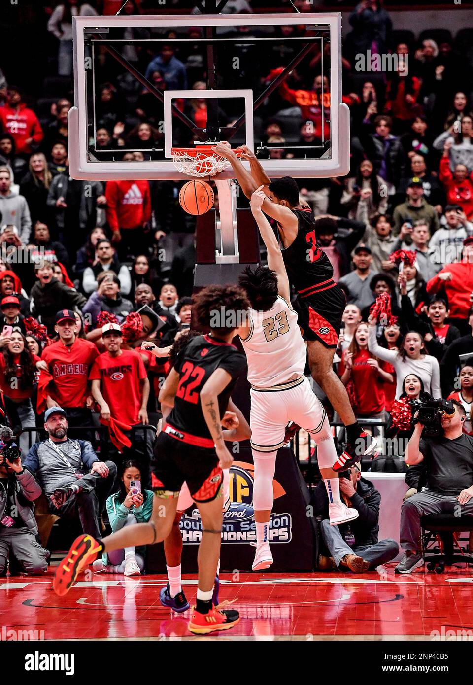 25 février 2023 Anaheim, CA.Cenetennial Corona (21) Aaron McBride se doute pour gagner le jeu à l'expiration du temps en action pendant le championnat de basket ouvert DIV pour garçons CIF-SS. Centennial Corona vs St. John Bosco.Centennial bat Bosco 58-57.Louis Lopez/Modern Exposure/Cal Sport Media Banque D'Images