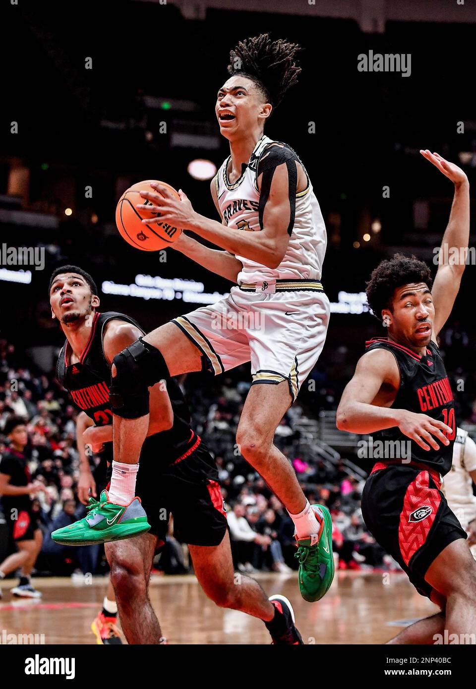 25 février 2023, Anaheim, CA John Bosco (3) Darrell Harrington en action pendant le championnat de basket-ball CIF-SS Boys Open DIV. Centennial Corona vs St. John Bosco.Centennial bat Bosco 58-57.Louis Lopez/Modern Exposure/Cal Sport Media Banque D'Images